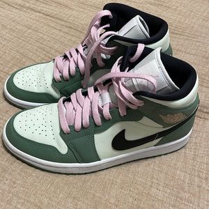 AUTHENTIC Jordan 1 mid in Dutch green womens 8.5